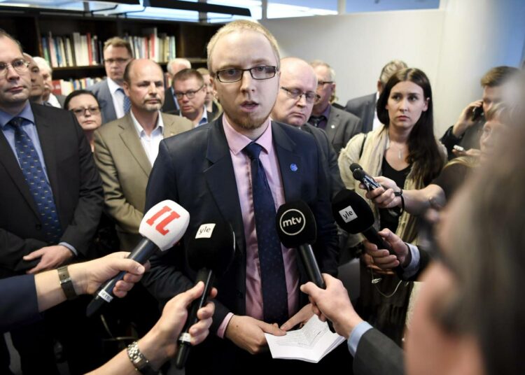 Jussi Halla-ahon politiikkaan innostama kansanedustaja Simon Elo johtaa perussuomalaisista irtautunutta Uusi vaihtoehto -ryhmää.