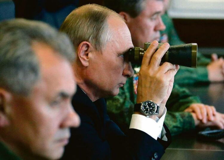Presidentti Vladimir Putin seurasi kiikareiden lävitse Venäjän ja Valko-Venäjän Zapad-harjoitusta viime maanantaina.