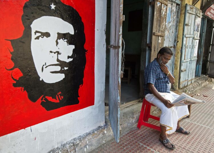 Alberto Kordan ikoninen otos sankarillisesta Che Guevarasta on maailman käytetyimpiä kuvia. Seinämaalaus Intian Keralassa.
