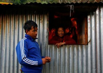 Nepalilainen Rohan Tamang on lähdössä Qatariin ansaitsemaan rahaa korjatakseen perheen maanjäristyksessä tuhoutuneen talon. Peltihökkelin ikkunassa hänen äitinsä Chameli Tamang.