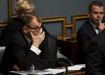 Juha Sipilän (oik.) hallitus ei kaatunut keskiviikkona. Vasemmalla valtiovarainministeri Petteri Orpo.