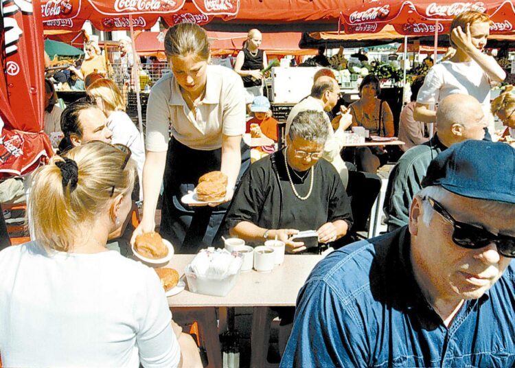 Kesätyöstä maksettavan palkan määräytymisperusteet kiinnostavat kesäduunareita.