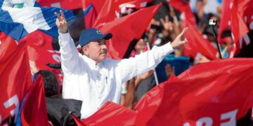 Nicaraguan presidentti Daniel Ortega näyttää kannattajilleen voitonmerkkiä sandinistivallankumouksen 39. vuosipäivänä Managuassa 19. heinäkuuta.