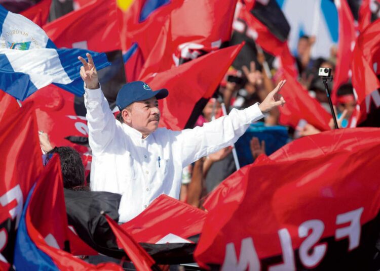 Nicaraguan presidentti Daniel Ortega näyttää kannattajilleen voitonmerkkiä sandinistivallankumouksen 39. vuosipäivänä Managuassa 19. heinäkuuta.