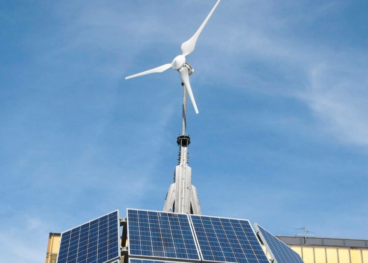 Tuulivoiman ja aurinkoenergian tuottaminen voidaan yhdistää. Kuva on Ruotsista.