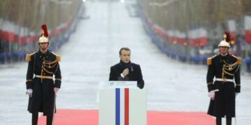 Ranskan presidentti Emmanuel Macron pitämässä rauhanpuhettaan Pariisin Riemukaaren luona sunnuntaina.