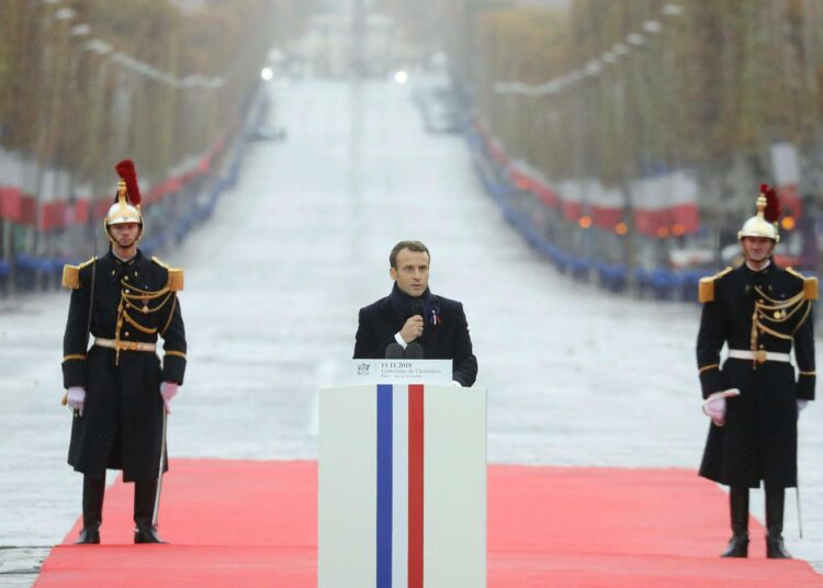 Ranskan presidentti Emmanuel Macron pitämässä rauhanpuhettaan Pariisin Riemukaaren luona sunnuntaina.