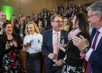 Puheenjohtaja Juha Sipilän puhe lauantaina sai omilta hurmoksellisen vastaanoton. Kaikki muut ovat olleet tyrmistyneitä.