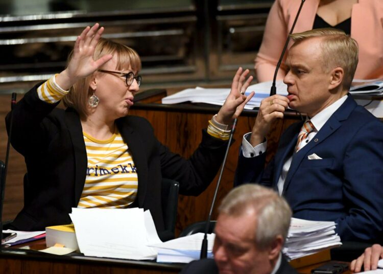 Vasemmistoliiton Aino-Kaisa Pekonen ja kokoomuksen Timo Heinonen eduskunnan budjetti-istunnossa.
