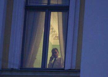 Pääministeri Juha Sipilä puhuu puhelimeen valtioneuvoston linnassa ”pitkien puukkojen yönä” 6. marraskuuta 2015. Tuolloin sorvattiin keskustan ja kokoomuksen diili, joka tuhosi sote-uudistuksen.