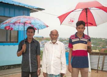 Rohingyat ovat joutuneet pakenemaan. Kuvassa jutussa haastatellut pakolaiset Sayed Alam (vas.) ja Yunus Ahmed (oik.).