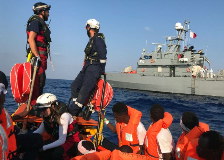 Médecins Sans Frontières ja SOS Méditerranée -järjestöjen Ocean Viking -aluksen pelastamia ihmisiä siirrettiin veneellä Malta laivaston alukselle viime elokuussa.