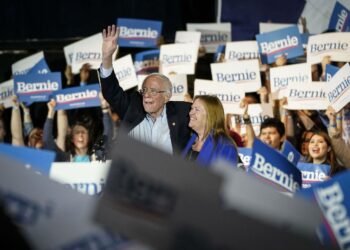 Bernie Sanders ja hänen puolisonsa Jane Sanders siirtyivät lauantaina jo kampanjoimaan Texasiin. Kuva San Antoniosta.