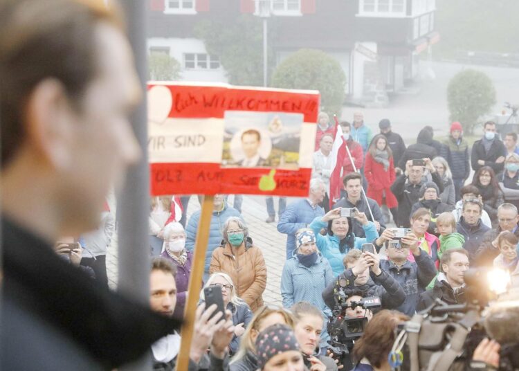 Itävallan liittokansleri Sebastian Kurz on joutunut mielenosoitusten kohteeksi koronarajoitusten vuoksi.