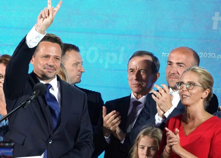 Varsovan pormestari Rafal Trzaskowski on gallupien mukaan kirinyt kiinni istuvan presidentin Andrzej Dudan etumatkan.