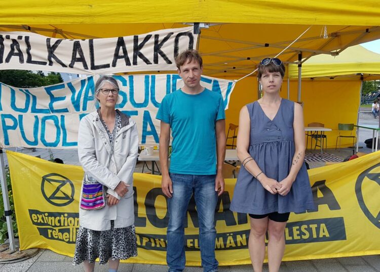 Ilmastopoliittisessa nälkälakossa ovat Eeva Kaila, Till Sawala ja Elina Kauppila.