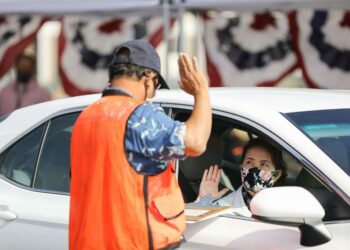 Yhdysvalloissa järjestetään kansalaisuusseremonioita, joissa kansalaisuuden saaneet vannovat uskollisuuttaan maalle. Kuva on tapahtumasta, joka järjestettiin pandemian keskellä heinäkuussa Santa Anassa 268 maahanmuuttajalle.