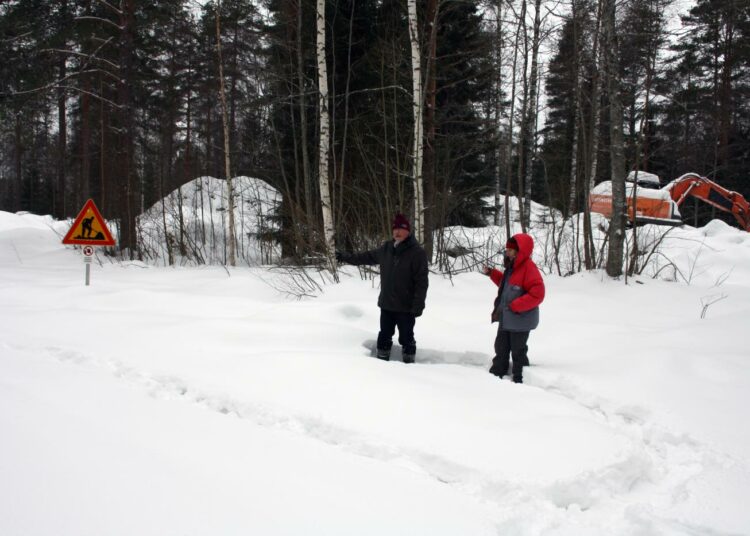 – On ristiriitaista, että Ähtärin Eläinpuisto Oy profiloituu suomalaisen luonnon puolesta puhujana ja samalla puiston takapihalla tehdään tälläistä, ähtäriläiset Marjatta Kuusisto ja kaupunginvaltuutettu Seppo Laine sanovat ja näyttävät luvatonta kaatopaikkaa.