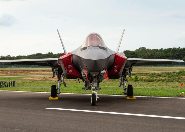 HX-hanke on Suomen historian suurin yksittäinen julkinen investointi. Kuvassa F-35.