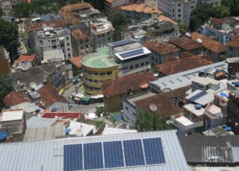 Rio de Janeiron favelassa nimeltä Morro de Santa Marta koulut, kaupat ja yhdistykset tuottavat oman sähkönsä talojen katoille sijoitettujen aurinkopaneelien avulla