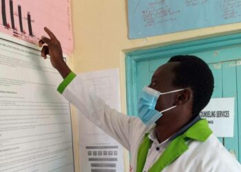 Homabayn maakunnan lähetesairaalan lääkäri Elisha Arunga Odoyo tarkastelee tilastokaavioita, joista näkee Kenian nuorten HIV-potilaiden osuuden huolettavan kasvun. Nuoriin ei kohdisteta riittävästi valistusta tai hoitoa, eivätkä nuoret itsekään ole riittävän tietoisia tautiriskistä.
