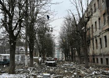 Venäjän pommituksen jälkiä Kiovan ulkopuolella sijaitsevassa Brovaryssa tiistaina.
