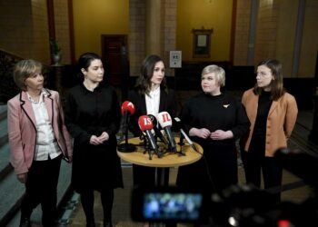 Hallitusviisikko kehysriihen alkutunnelmissa tiistaina aamupäivällä.