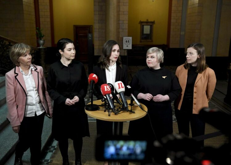 Hallitusviisikko kehysriihen alkutunnelmissa tiistaina aamupäivällä.
