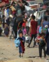 Gazalaiset pyrkivät pois Gazan kaupungista, jota Israel tulitti rajusti ennen maahyökkäystä.