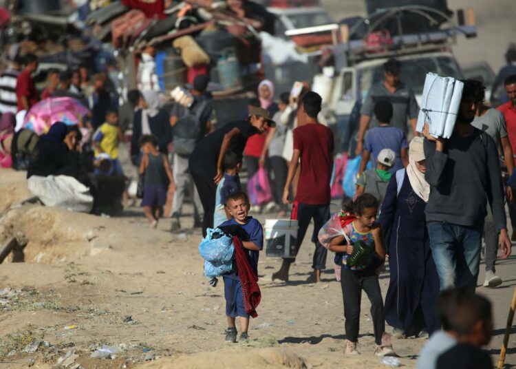 Gazalaiset pyrkivät pois Gazan kaupungista, jota Israel tulitti rajusti ennen maahyökkäystä.