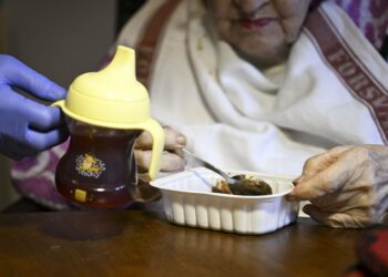 Hallitus leikkaa sekä vanhusten kotihoidon että ympärivuorokautisen hoidon resursseja.