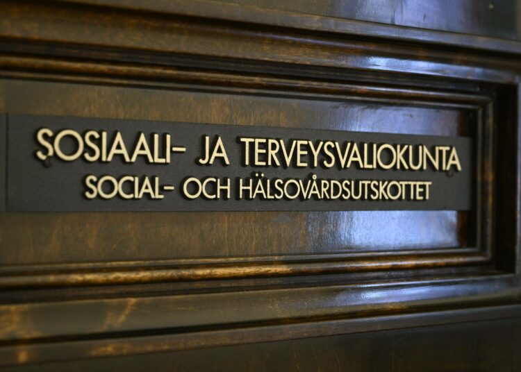 Eduskunnan sosiaali- ja terveysvaliokunta piti kokousta poikkeuksellisesti sunnuntaina.