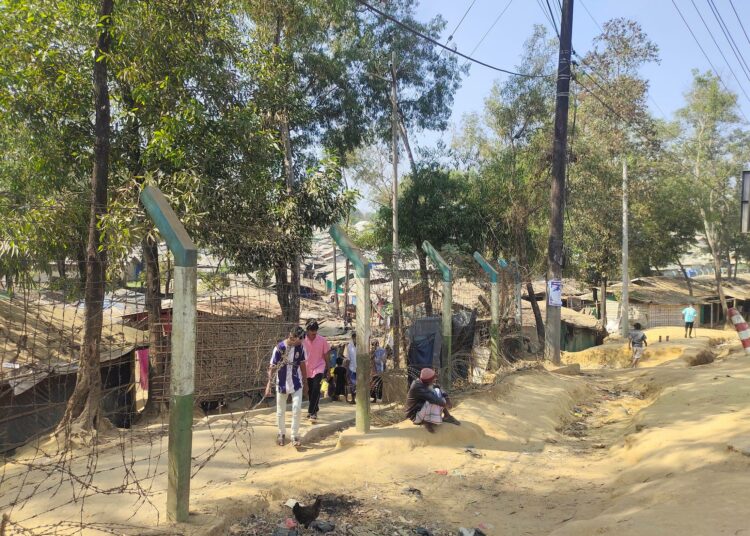 Bangladeshin Cox’s Bazarissa asuu yli miljoonaa rohingyapakolaista. Vuonna 2025 noin 6 200 ihmistä yritti Malesiaan ja muualle 153 veneellä. Naisten ja lasten osuus lähtijöistä oli 60 prosenttia. YK:n tietojen mukaan kaikkiaan 892 ihmistä ilmoitettiin kuolleiksi tai kadonneiksi. Luvut voivat olla suurempia, koska osa tapauksista jää kirjaamatta.