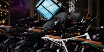 Lähettitilien pimeä vuokraus on työperäisen hyväksikäytön muoto, jossa alkuperäinen lähetti antaa tunnuksensa toisen henkilön käyttöön, usein satojen eurojen kuukausivuokraa vastaan. Kuva: Lehtikuva/Roni Rekomaa