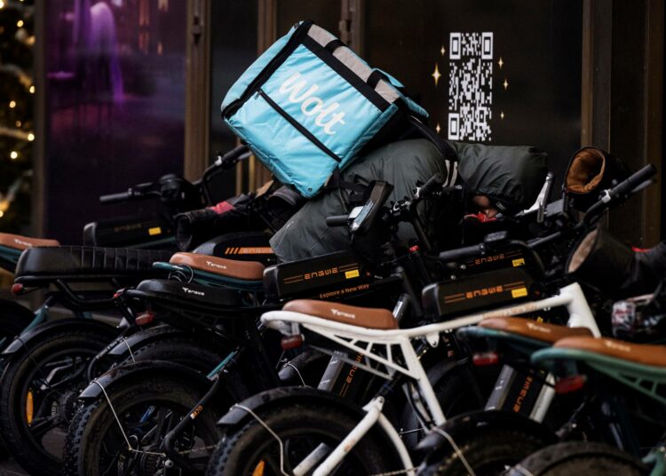 Lähettitilien pimeä vuokraus on työperäisen hyväksikäytön muoto, jossa alkuperäinen lähetti antaa tunnuksensa toisen henkilön käyttöön, usein satojen eurojen kuukausivuokraa vastaan. Kuva: Lehtikuva/Roni Rekomaa