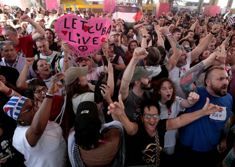 Convoy Nuestra América -saattueen jäsenet osallistuvat kansainväliseen solidaarisuustapaamiseen Havannassa. Yksi saattueen tavoitteista on tehdä yhdysvaltalaisille näkyviksi ne kielteiset vaikutukset, joita Washingtonin painostustoimet aiheuttavat Kuuban kansalle.
