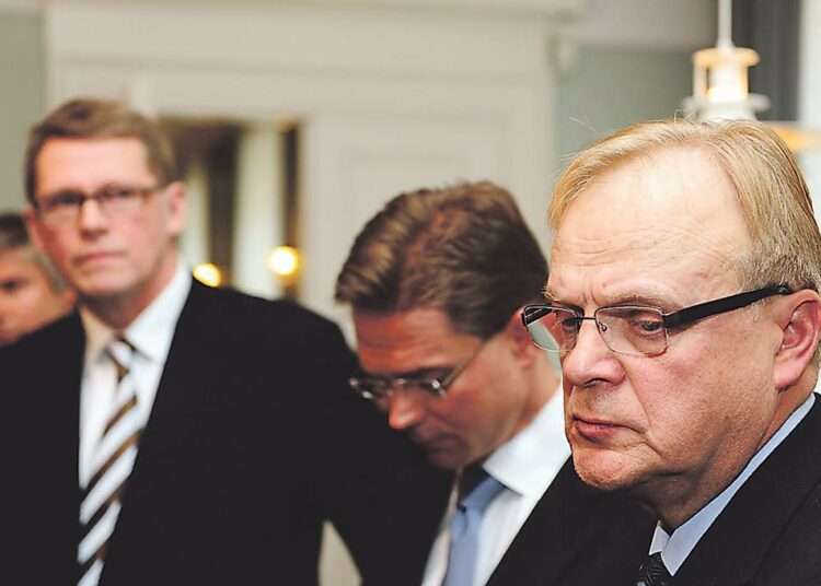 Pääministeri Matti Vanhanen (vas.), valtiovarainministeri Jyrki Katainen ja  SAK:n puheenjohtaja Lauri Ihalainen kertoivat hallituksen ja työmarkkinajärjestöjen yhteisen neuvottelutuloksen eilen.