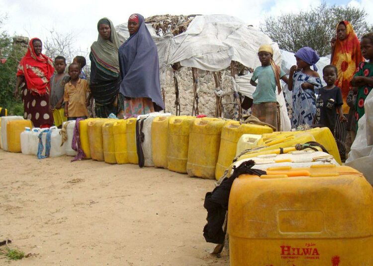 Puhtaan veden saanti on ongelma monissa kehitysmaissa. Kuvassa somalinaisia jonottamassa vedenjakelupaikalla Mogadishussa.
