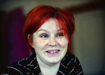Armi Lindell toivoo pääsevänsä valtuustossa hoitamaan kouluasioita.