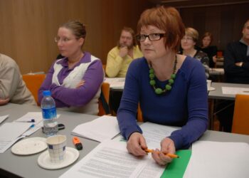 Päivi Takkinen (oik.) kauhisteli aikomusta leikata ammatti-instituutin määrärahaa.