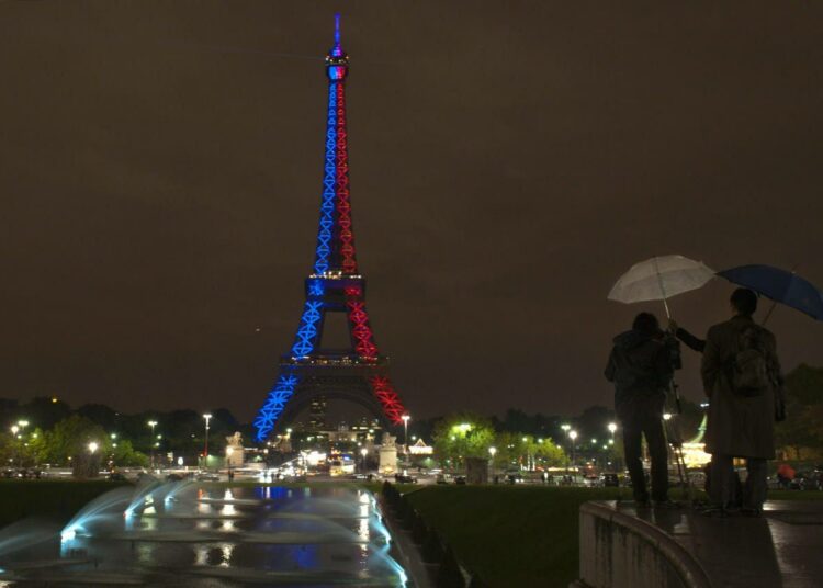Ranskassa näyttää BBC:n gallupin perusteella elävän Euroopan kapitalismikriittisin väestö. Kuva Eiffel-tornista 120-vuotisjuhlavalaistuksessaan lokakuussa.