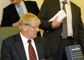 Vasemmistoliiton Mikko Kuoppa ja kristillisdemokraattien Bjarne Kallis olisivat tehneet valtion ensi vuoden budjetin toisin. Taustalla kokoomuksen Heikki A. Ollila.