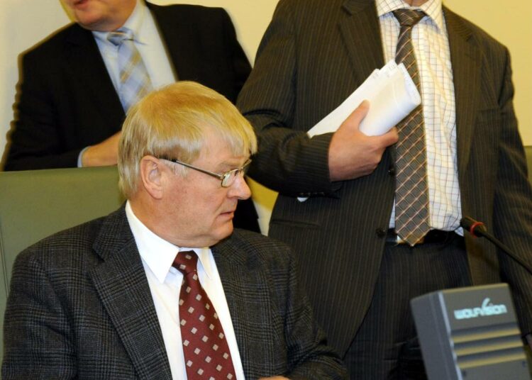 Vasemmistoliiton Mikko Kuoppa ja kristillisdemokraattien Bjarne Kallis olisivat tehneet valtion ensi vuoden budjetin toisin. Taustalla kokoomuksen Heikki A. Ollila.