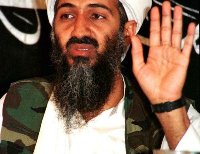 Osama bin Laden arkistokuvassa vuodelta 1998.