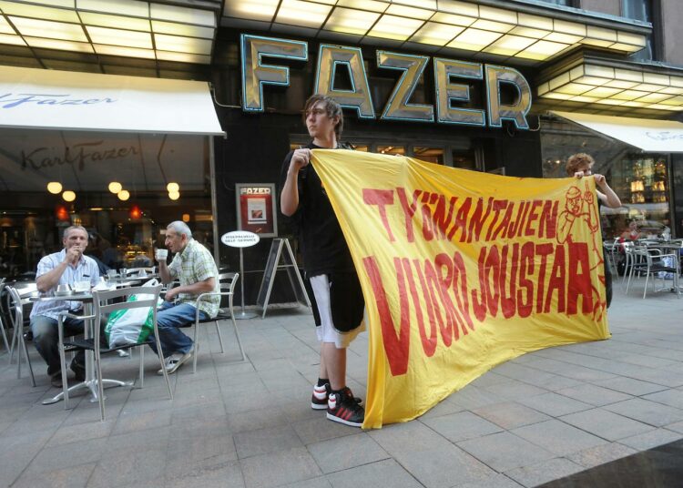 Vastavoima-verkosto teki maanantaina tiedotusiskun Fazerin kahvilaan, Helsingin Kluuvikadulle, kertoakseen yhtiön toiminnasta elintarvikealan lakon aikana.