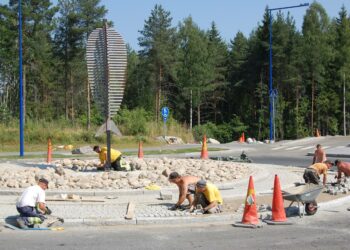 Asuntomessut houkuttelee matkailijoita Kuopioon neljän viikon ajan. Saaristokadun kiertoliittymää on tehty kiireen kanssa valmiiksi asuntomessujen avausviikolla.