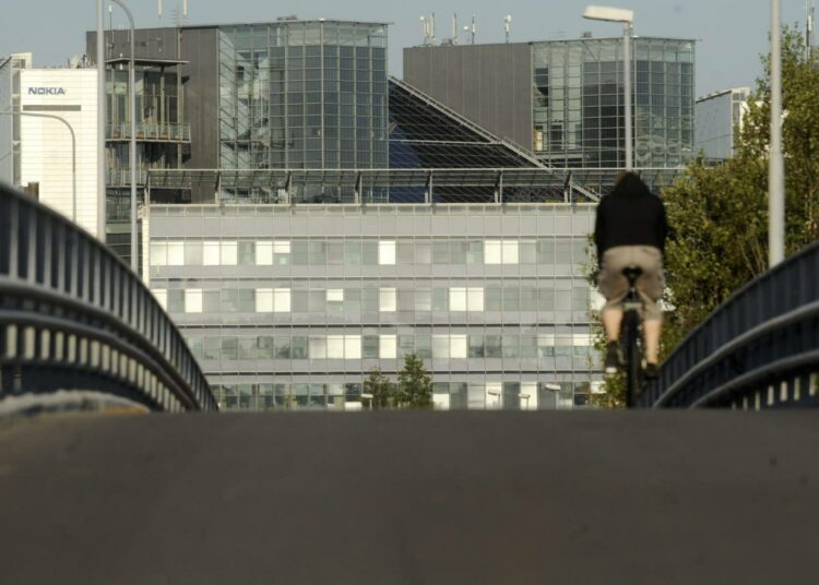Euroopan parlamentissa Nokia on muun muassa jakanut valmiita äänestyslistoja, miten meppien olisi hyvä äänestää. Kuvassa yhtiön pääkonttori.