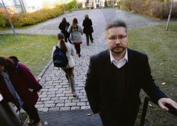 Professori Heikki Patomäki ennakoi tulossa olevan finanssikriisin syksyllä 2007. Vähän ennen sen puhkeamista entinen pääministeri Paavo Lipponen julisti Patomäen yhdeksi Suomen johtavista anti-intellektuelleista.
