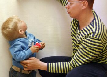 Lapsen pituutta mitataan neuvolassa.
