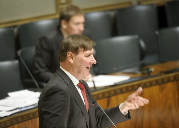Opetusministeri Jukka Gustafsson kehottaa nöyryyteen itseään ja muita.